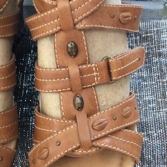 Earth woman’s size 7.5 tan sandal - Picture 3 of 7